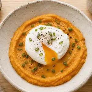 Huevo pochado sobre puré de batata